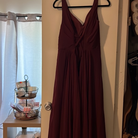 Maroon Chiffon V neck Aline bridesmaid dress - Picture 3 of 3